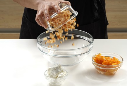 Фото шага рецепта Тарталетки с хурмой и копченой курицей 152976 шаг 7  