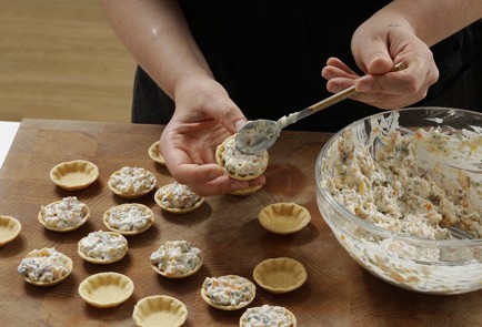 Фото шага рецепта Тарталетки с хурмой и копченой курицей 152976 шаг 9  