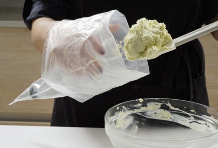 Фото шага рецепта Тарталетки с икрой и васаби 152956 шаг 8  