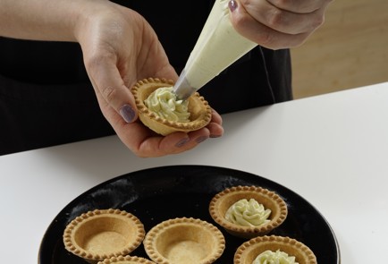 Фото шага рецепта Тарталетки с икрой и васаби 152956 шаг 9  