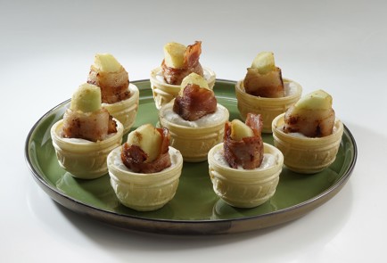 Фото шага рецепта Тарталетки с копченым беконом и зеленым яблоком 152975 шаг 10  