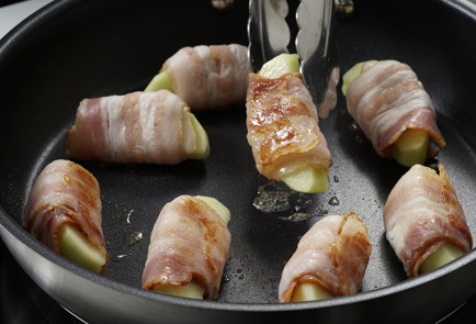 Фото шага рецепта Тарталетки с копченым беконом и зеленым яблоком 152975 шаг 5  