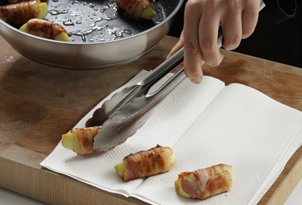 Фото шага рецепта Тарталетки с копченым беконом и зеленым яблоком 152975 шаг 6  