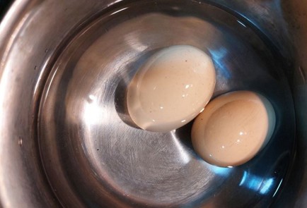 Фото шага рецепта Тарталетки с крабовыми палочками 189366 шаг 2  