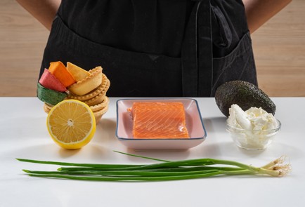 Фото шага рецепта Тарталетки с красной рыбой и авокадо 175278 шаг 1  