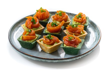 Фото шага рецепта Тарталетки с красной рыбой и авокадо 175278 шаг 10  