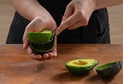 Фото шага рецепта Тарталетки с красной рыбой и авокадо 175278 шаг 3  