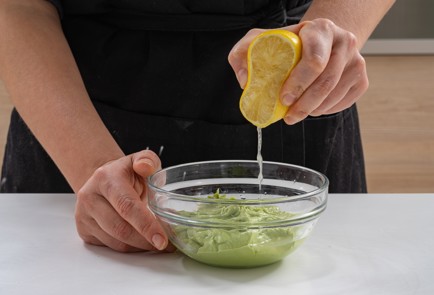 Фото шага рецепта Тарталетки с красной рыбой и авокадо 175278 шаг 5  