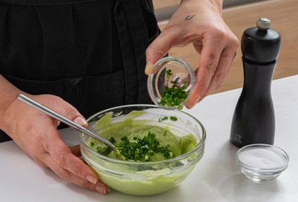 Фото шага рецепта Тарталетки с красной рыбой и авокадо 175278 шаг 6  