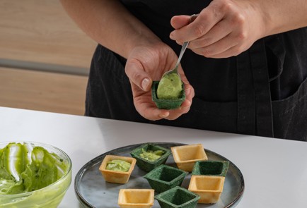 Фото шага рецепта Тарталетки с красной рыбой и авокадо 175278 шаг 8  