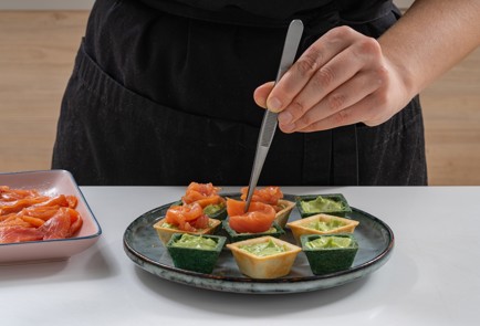 Фото шага рецепта Тарталетки с красной рыбой и авокадо 175278 шаг 9  