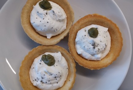 Фото шага рецепта Тарталетки с красной рыбой 191415 шаг 4