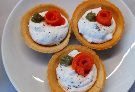 Фото шага рецепта Тарталетки с красной рыбой 191415 шаг 6