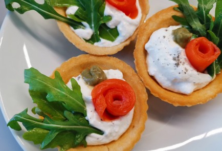 Фото шага рецепта Тарталетки с красной рыбой 191415 шаг 8