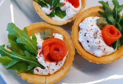 Фото шага рецепта Тарталетки с красной рыбой 191415 шаг 9