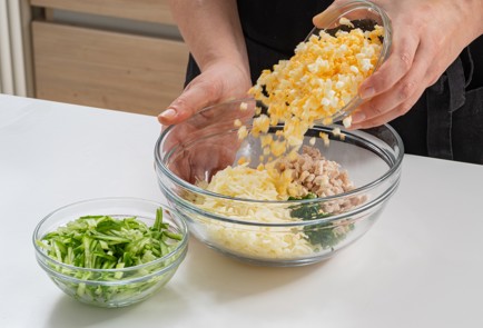 Фото шага рецепта Тарталетки с курицей и свежим огурцом 175277 шаг 8