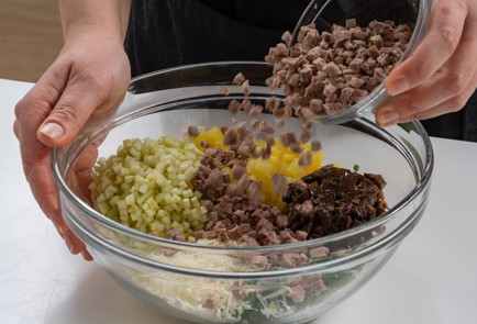 Фото шага рецепта Тарталетки с мясом и солеными грибами 175284 шаг 8  