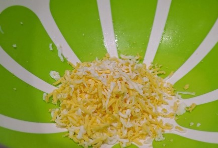 Фото шага рецепта Тарталетки с плавленым сыром и крабовыми палочками 190818 шаг 3  