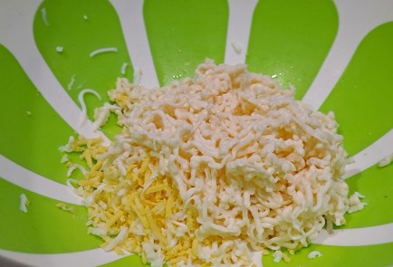 Фото шага рецепта Тарталетки с плавленым сыром и крабовыми палочками 190818 шаг 4  