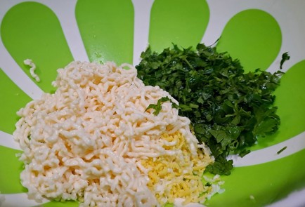 Фото шага рецепта Тарталетки с плавленым сыром и крабовыми палочками 190818 шаг 5  