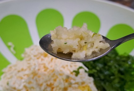 Фото шага рецепта Тарталетки с плавленым сыром и крабовыми палочками 190818 шаг 6  