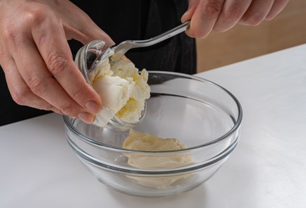 Фото шага рецепта Тарталетки с селедкой и киви 175279 шаг 6  