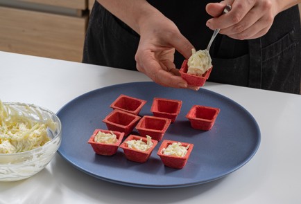 Фото шага рецепта Тарталетки с селедкой и киви 175279 шаг 8  