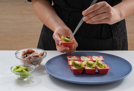 Фото шага рецепта Тарталетки с селедкой и киви 175279 шаг 9  