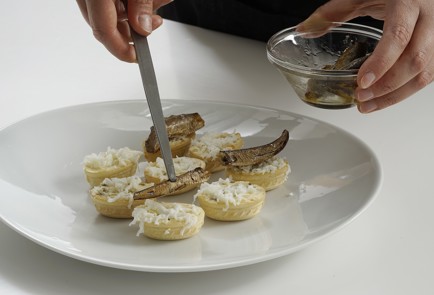 Фото шага рецепта Тарталетки со шпротами 152973 шаг 11  