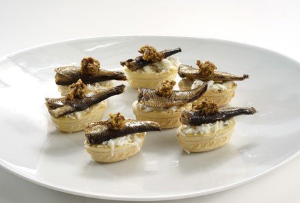 Фото шага рецепта Тарталетки со шпротами 152973 шаг 12  