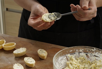 Фото шага рецепта Тарталетки со шпротами 152973 шаг 9  