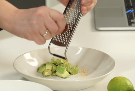 Фото шага рецепта Тартар из авокадо с икрой минтая 126253 шаг 2  