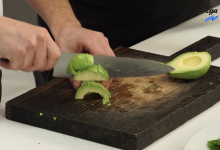 Фото шага рецепта Тартар из авокадо с икрой воблы 126252 шаг 1  