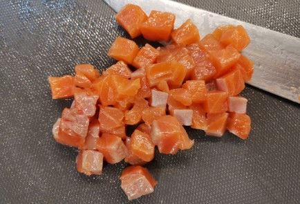 Фото шага рецепта Тартар из лосося и авокадо 175663 шаг 1