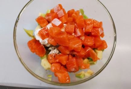 Фото шага рецепта Тартар из лосося и авокадо 175663 шаг 8