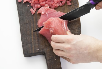 Фото шага рецепта Тартар из тунца с авокадо и помидорами черри 34929 шаг 1  