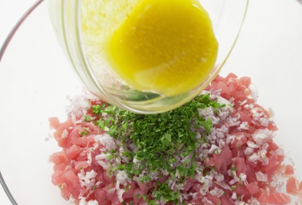 Фото шага рецепта Тартар из тунца с авокадо и помидорами черри 34929 шаг 2  