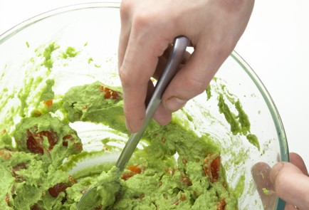 Фото шага рецепта Тартар из тунца с авокадо и помидорами черри 34929 шаг 3  