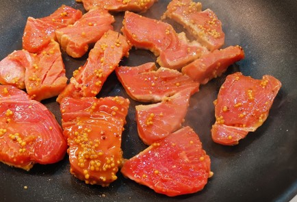 Фото шага рецепта Татаки из тунца в пикантном соусе 152861 шаг 8  