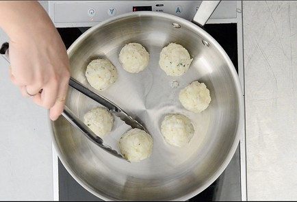 Фото шага рецепта Тефтели из трески 47435 шаг 6  