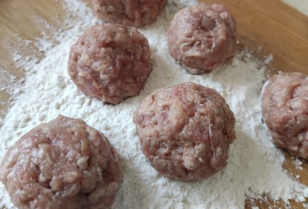 Фото шага рецепта Тефтели подомашнему в томатном соусе 173390 шаг 4  