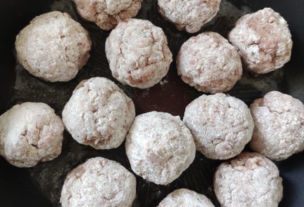 Фото шага рецепта Тефтели подомашнему в томатном соусе 173390 шаг 5  