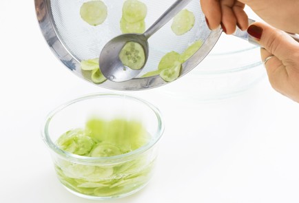 Фото шага рецепта Тефтели с брусничным соусом маринованным огурцом и коричневым соусом 80440 шаг 2  