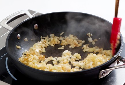 Фото шага рецепта Тефтели с брусничным соусом маринованным огурцом и коричневым соусом 80440 шаг 3  