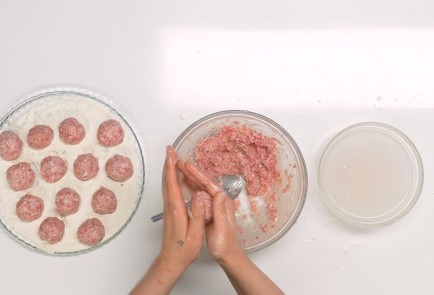 Фото шага рецепта Тефтели с подливкой 140861 шаг 5  