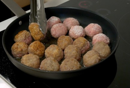 Фото шага рецепта Тефтели с подливкой 140861 шаг 6  