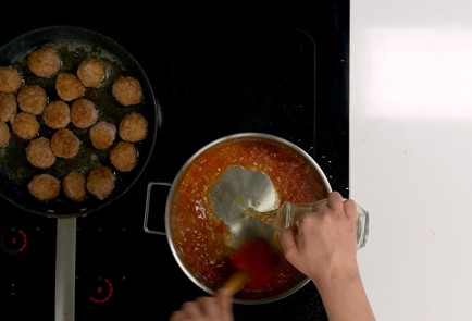 Фото шага рецепта Тефтели с подливкой 140861 шаг 7  