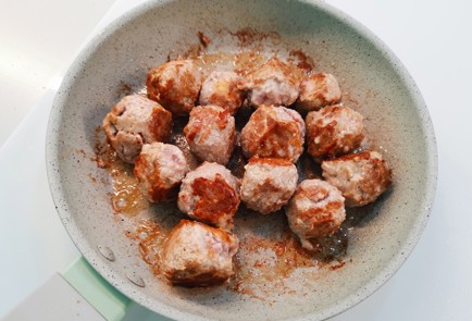 Фото шага рецепта Тефтели с сыром 191560 шаг 7