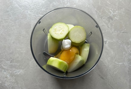 Фото шага рецепта Тефтели в сметанном соусе 190008 шаг 2  