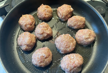 Фото шага рецепта Тефтели в сметанном соусе 190008 шаг 6  